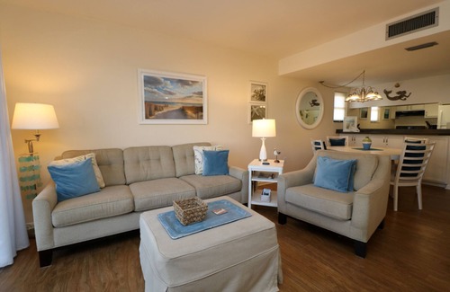 Butler Beach Condominio | ¡VISTA ACCESIBLE Y AL OCÉANO! Planta baja condominio de 1 habitación con vista a la piscina