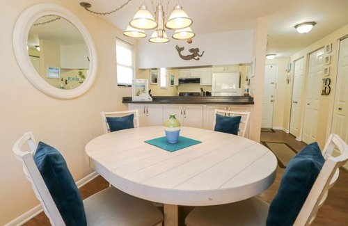 Butler Beach Condominio | ¡VISTA ACCESIBLE Y AL OCÉANO! Planta baja condominio de 1 habitación con vista a la piscina