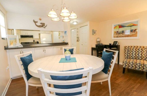 Butler Beach Condominio | ¡VISTA ACCESIBLE Y AL OCÉANO! Planta baja condominio de 1 habitación con vista a la piscina
