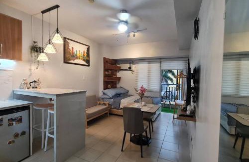 Pio del Pilar Apartamento | Affordable Condo in Makati w/Wi-Fi, Netflix, Pool