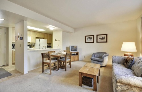 Lake Forest Condominio | Affordable Condo- Shared Hoa Hot Tub- Walk to Lake