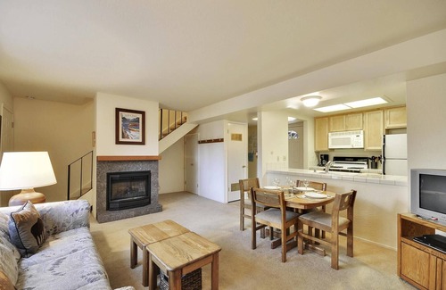 Lake Forest Condominio | Affordable Condo- Shared Hoa Hot Tub- Walk to Lake