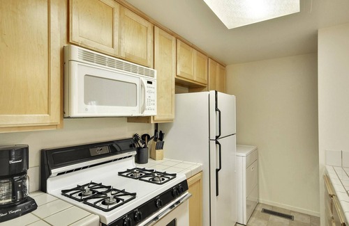 Lake Forest Condominio | Affordable Condo- Shared Hoa Hot Tub- Walk to Lake