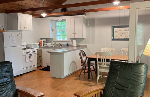 Maple City Cabaña | Casa de campo asequible en Big Glen Lake! Se admiten mascotas. Alquiler de 3 días en otoño