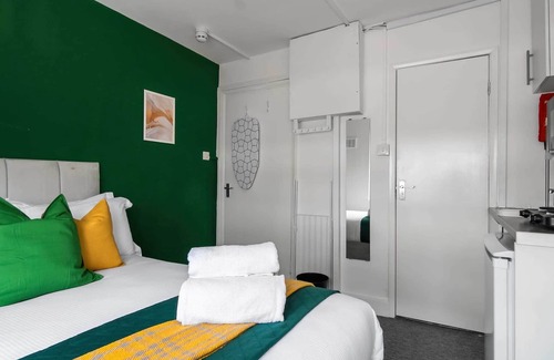Southgate Casa | Affordable En-Suite Studio Rooms in London, N14 4A