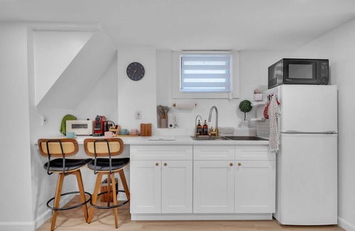 Edgewater Casa | Affordable NYC Luxury: Warm & Inviting Stay, Walk to Riverside Views