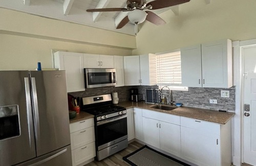 Estate Kings Quarter Apartamento | Affordable Solar powered 2-Bedroom Haven with Washer/Dryer, near Red Hook!