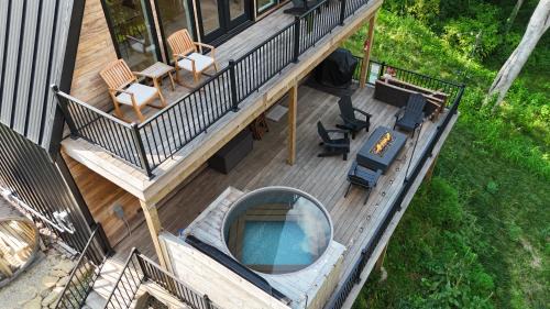 Beloit Casa | Aframe River Retreat, Sauna, Hot Tub, Workspace, New Build!