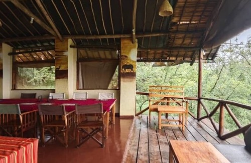Mto wa Mbu Cabina | African Sunrise Lodge and Campsite