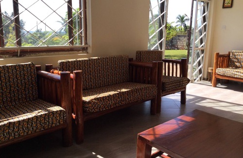 Entebbe Casa | African Roots Entebbe