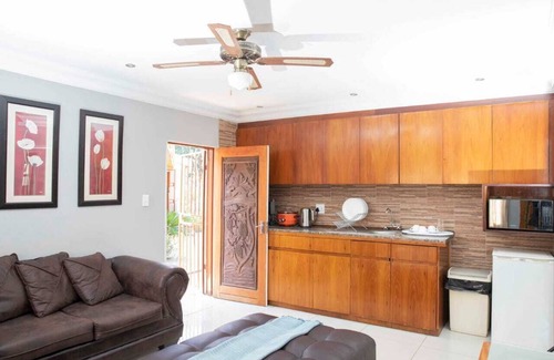 Greater Johannesburg Metropolitan Area Casa | Afropolitan Guest Lodge