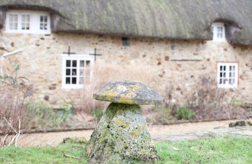 Freshwater Casa | Afton Thatch: Beautiful Thatched Family Cottage