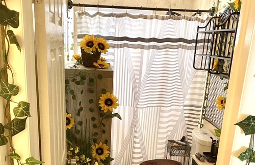 Taylor Casa | Agape Abode is a unique 420 friendly "hippie playhouse" with a style all its own