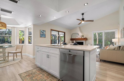 Palma Sola Casa | ⚓ Agave Sun! Modern, tropical pool home just off Anna Maria Island!⚓