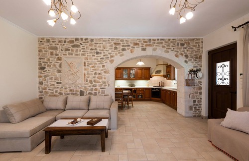 Filaki Villa | Villa Tradicional Ageri. ¡La vida es mejor junto a la piscina!