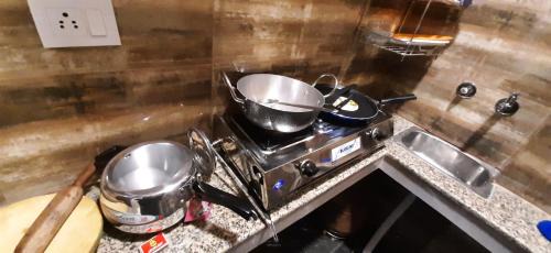 Lajpat Nagar Apartamento | Aggarwal independent studio apartments with private washroom and private kitchen with all utensils, fridge, wifi with smart tv, work desk, fully ac as like your own sweet home