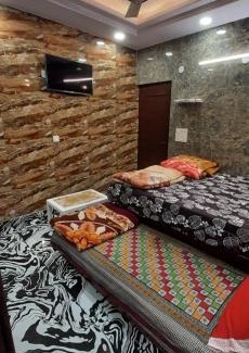 Lajpat Nagar Apartamento | Aggarwal independent studio apartments with private washroom and private kitchen with all utensils, fridge, wifi with smart tv, work desk, fully ac as like your own sweet home