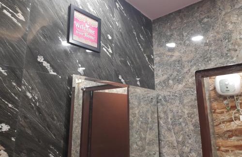 Lajpat Nagar Apartamento | Aggarwal independent studio apartments with private washroom and private kitchen with all utensils, fridge, wifi with smart tv, work desk, fully ac as like your own sweet home