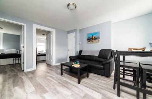 Central Northside Apartamento | - AGH Walkable - Free Parking - Washer & Dryer -