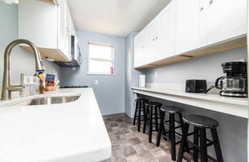Central Northside Apartamento | - AGH Walkable - Free Parking - Washer & Dryer -