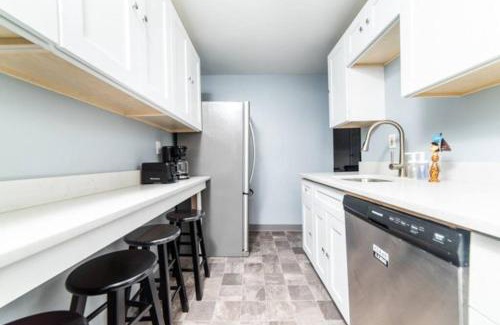 Central Northside Apartamento | - AGH Walkable - Free Parking - Washer & Dryer -