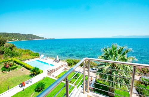 Kassandra Villa | Agnanti villa Seafront with Pool