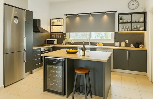 Kentroma Villa | Agni Bay, NEcoast, lujosa villa con vista al mar / privacidad / piscina / WiFi / AC / smart-TV / BBQ / beach