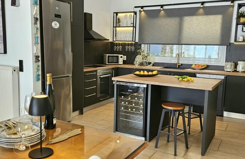 Kentroma Villa | Agni Bay, lujosa villa con vista al mar / piscina / WiFi / AC / Smart-TV / BBQ