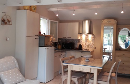 Bagnols-en-Foret Apartamento | Agréable Studio Dans Jardin Paysager Avec Piscine et Grande Cuisine D'été