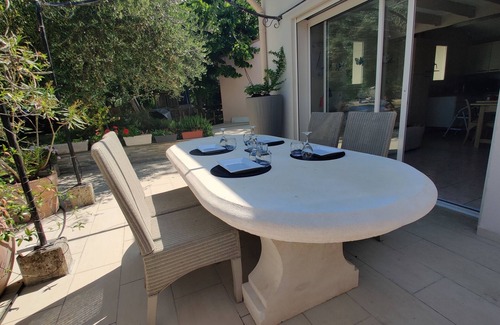 Bagnols-en-Foret Apartamento | Agréable Studio Dans Jardin Paysager Avec Piscine et Grande Cuisine D'été