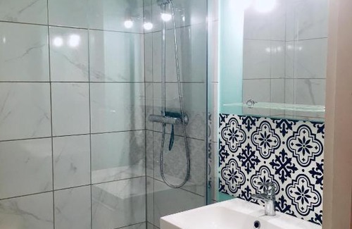 Bagneres-de-Luchon Apartamento | Agréable studio neuf avec vue + parking gratuit