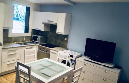 Bagneres-de-Luchon Apartamento | Agréable studio neuf avec vue + parking gratuit