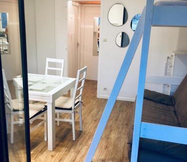 Bagneres-de-Luchon Apartamento | Agréable studio neuf avec vue + parking gratuit