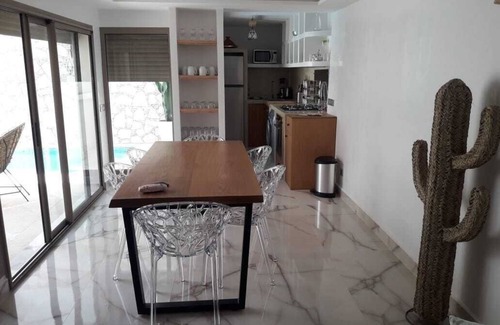 Swiss City Villa | Agreable Villa Avec Piscine Quartier Residentiel Proche Centre