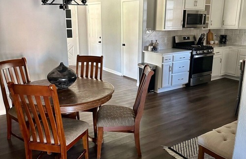 Tyler Apartamento | Agreeable Gray: 3 Bedroom, Soothing 5 Beds, Large groups, Pet Friendly