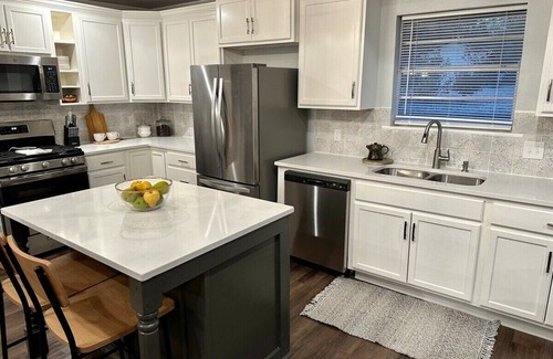 Tyler Apartamento | Agreeable Gray: 3 Bedroom, Soothing 5 Beds, Large groups, Pet Friendly