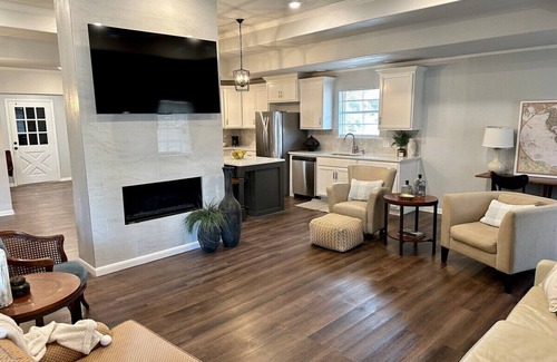 Tyler Apartamento | Agreeable Gray: 3 Bedroom, Soothing 5 Beds, Large groups, Pet Friendly