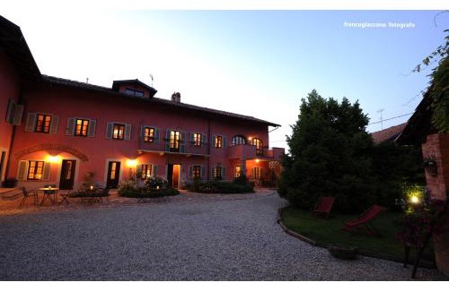 Barolo Cama Y Desayuno | Agriturismo Il Gioco Dell'Oca