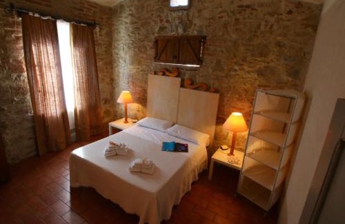Castiglione del Lago Casa | Agriturismo near Lake Trasimeno with Pool
