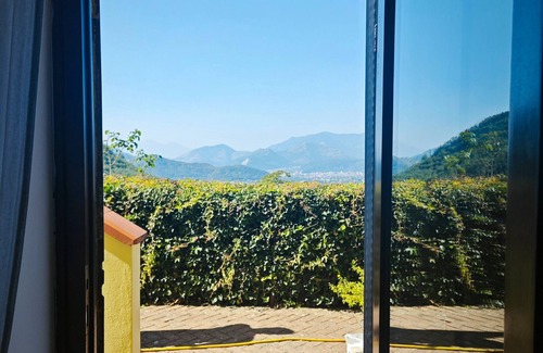 Fisciano Apartamento | Agriturismo 'Habitación Espaciosa en Agriturismo' con vistas a las montañas, piscina comunitaria y Wi-Fi