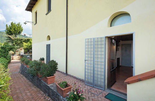Fisciano Apartamento | Agriturismo 'Habitación Espaciosa en Agriturismo' con vistas a las montañas, piscina comunitaria y Wi-Fi