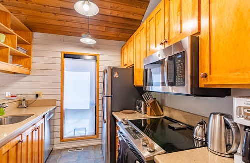 Black Butte Ranch Cabina | Encantadora y renovada cabaña de tres habitaciones con vista al lago!