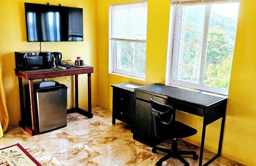 Boston Bay Apartamento | Ahh! (Pool/Ocean View Room w/ Private Bath)