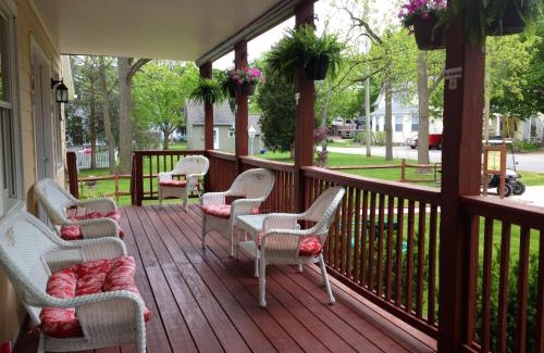 Put-in-Bay Hotel | Ahoy Inn Guesthouse