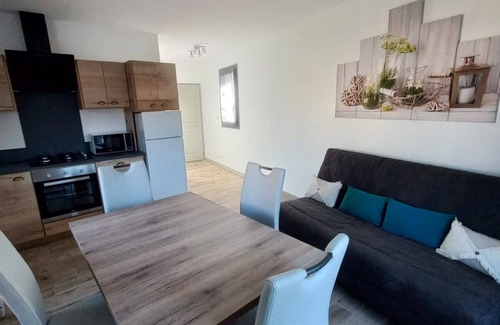 Saint-Julien-de-Peyrolas Casa | Air-conditioned house with exterior, 5 minutes from the beaches of the Ardèche.