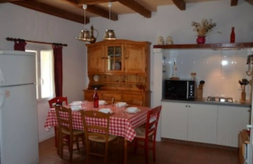 Saint-Julien-de-Crempse Casa | Air-conditioned, garden, private heated pool, pets welcome.