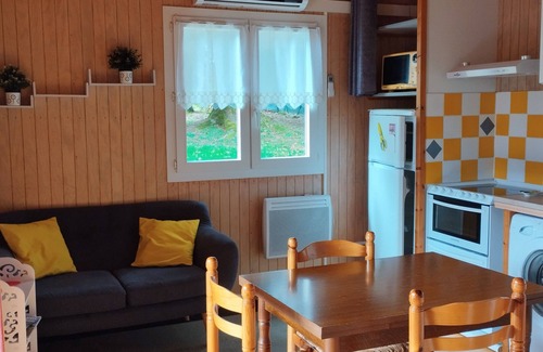 Saint-Remy-Sur-Durolle Chalet De Esquí | Air-conditioned chalet with enclosed garden sleeps 4