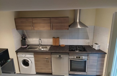 Lamalou-les-Bains Apartamento | Air-conditioned house with private courtyard/terrace