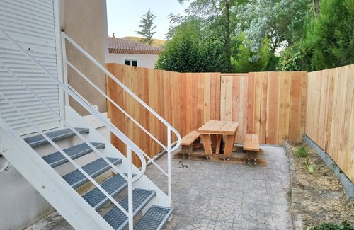 Lamalou-les-Bains Apartamento | Air-conditioned house with private courtyard/terrace