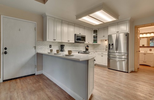 North Upper Truckee Casa | Air Conditioning, Outdoor Spa, 5 Mins to Heavenly/ Casinos/ Beaches: Little Bear Cabin